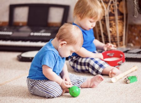 Kleine kinderen die met kleine muziekinstrumenten spelen