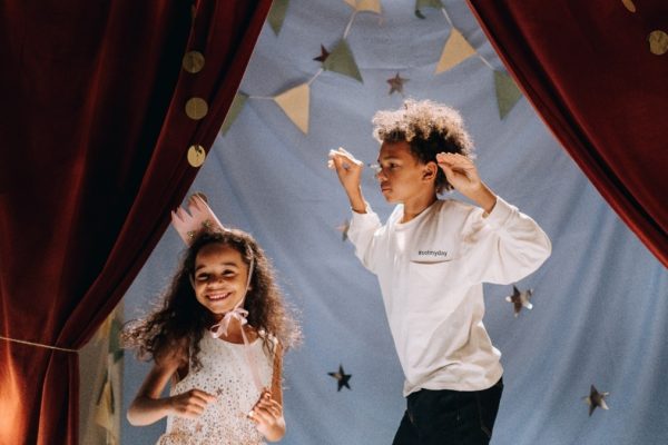 children-acting-in-play-1200x675